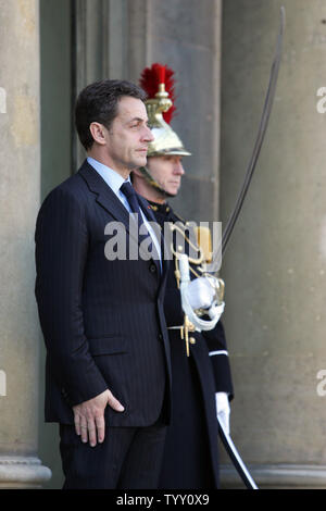 Der französische Präsident Nicolas Sarkozy wartet auf spanischen König Juan Carlos im Elysee-palast in Paris, 12. Dezember 2007 zu erreichen. (UPI Foto/Eco Clement) Stockfoto