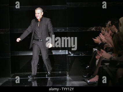 Libanesischen Modedesigner Elie Saab erkennt Applaus vom Publikum am Ende der Präsentation seiner Frühjahr/Sommer High Fashion Kollektion 2008 in Paris, 23. Januar 2008. (UPI Foto/Eco Clement) Stockfoto