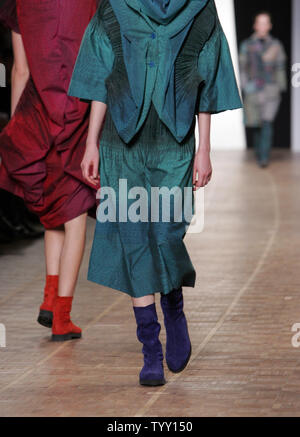 Ein Modell trägt ein Outfit von japanischen Modedesigner Dai Fujiwara für Issey Miyake im Herbst-Winter 2008/2009 ready-to-wear Paris Fashion Week, 26. Februar 2008. (UPI Foto) Stockfoto