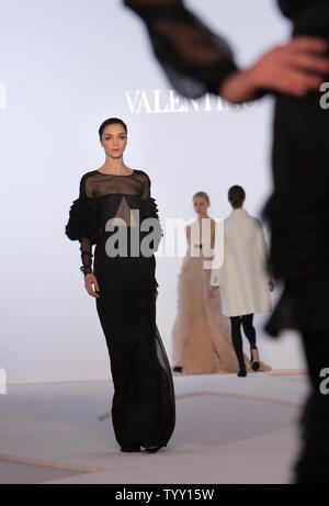 Ein Modell trägt ein Outfit durch italienische Mode Designerin Alexandra Facchinetti für Valentino im Herbst-Winter 2008/2009 ready-to-wear Paris Fashion Week, 28. Februar 2008. (UPI Foto) Stockfoto