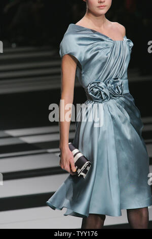 Ein Modell trägt ein Outfit von libanesischen Modedesigner Elie Saab im Herbst-Winter 2008/2009 Prêt-à-Porter Paris Fashion Week, 1. März 2008. (UPI Foto) Stockfoto