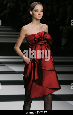 Ein Modell trägt ein Outfit von libanesischen Modedesigner Elie Saab im Herbst-Winter 2008/2009 Prêt-à-Porter Paris Fashion Week, 1. März 2008. (UPI Foto) Stockfoto