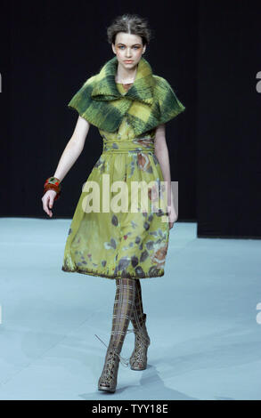 Ein Modell trägt ein Outfit von japanischen Modedesigner Yuki Torii im Herbst-Winter 2008/2009 Prêt-à-Porter Paris Fashion Week, 2. März 2008. (UPI Foto) Stockfoto