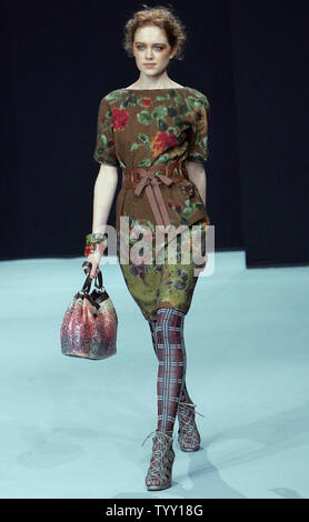 Ein Modell trägt ein Outfit von japanischen Modedesigner Yuki Torii im Herbst-Winter 2008/2009 Prêt-à-Porter Paris Fashion Week, 2. März 2008. (UPI Foto) Stockfoto