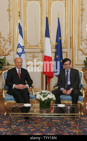 Der israelische Präsident Schimon Peres (L) trifft mit dem französischen Premierminister François Fillon im Büro des Premierministers in Paris, 11. März 2008. Peres, der in Frankreich für fünf Tage ist der erste Leiter der Staat eine Begehung durchzuführen, da die Präsidentschaftswahlen in Frankreich. (UPI Foto/Eco Clement) Stockfoto