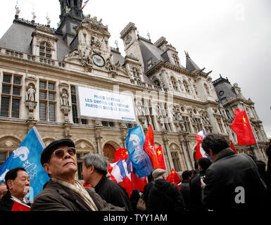 Pro-China Unterstützer wave Flags wie Sie warten auf die Ankunft der Olympischen Fackel vor der City Hall in Paris am 7. April 2008. Die chinesischen Behörden abgebrochen mehrere geplante Anschläge für die Fackel, einschließlich Rathaus, aufgrund der anti-chinesischen Proteste. (UPI Foto/David Silpa) Stockfoto