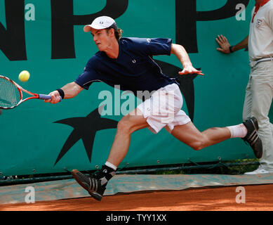 Andy Murray Großbritannien erreicht, die für einen Schuß während seiner dritten Runde mit den Spanier Nicolas Almagro in der French Open in Paris am 30. Mai 2008. Das 19-seeded Almagro die zehnte umgekippt - Murray in vier Sätze 6-3, 6-7, 6-3, 7-5 gesät. (UPI Foto/David Silpa) Stockfoto