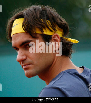 Oberseite - geordneter Roger Federer von der Schweiz Pausen während einer Praxis, die Sitzung in der French Open in Paris am 1. Juni 2008. Federer spielen wird Der Franzose Julien Benneteau in seinem nächsten Spiel. (UPI Foto/David Silpa) Stockfoto