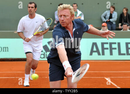 Deutsche Boris Becker (R) und Franzosen Cedric Pioline spielen in den Legenden unter 45 Doppel Match gegen den Kroaten Goran Ivanisevic und Deutschen Michael Stich bei den French Open Tennis Turnier in Paris, 5. Juni 2008. (UPI Foto/Eco Clement) Stockfoto