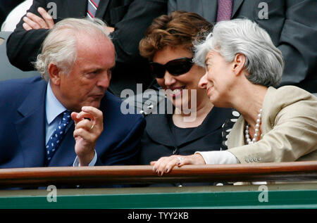 French Tennis Federation Christian Bimes (L), der französischen Ministerin für Gesundheit, Jugend, Sport und Vereine Roselyne Bachelot (C) und die französische Finanzministerin Christine Lagarde warten auf den Beginn der Endrunden zwischen Ana Ivanovic aus Serbien und Dinara Safina aus Russland match bei den French Open in Paris am 7. Juni 2008. Die Sekunde - gesäte Ivanovic besiegte die 13-seeded Safina in gerade Sätze 6-4, 6-3. (UPI Foto/David Silpa) Stockfoto