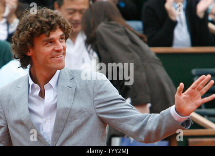 Der ehemalige französische öffnen Meister Gustavo Kuerten Wellen zu der Volksmenge vor dem Finale zwischen Rafael Nadal und Roger Federer aus der Schweiz an den French Open in Paris am 8. Juni 2008 überein. Die Sekunde - gesäte Nadal besiegte den gesäten Federer in zwei Sätzen 6-1, 6-3, 6-0 seinen vierten aufeinanderfolgenden French Open Titel zu nehmen. (UPI Foto/David Silpa) Stockfoto