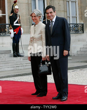 Der französische Premierminister François Fillon und seine Frau Penelope Ankommen im Elysee-palast vor einem Treffen zwischen dem französischen Präsidenten Nicolas Sarkozy und US-Präsident George W. Bush in Paris am 13. Juni 2008. Als Teil seiner Abschied Europa Tour, Bush ist zu Gesprächen mit Sarkozy als Frankreich bereitet über die sechsmonatige Präsidentschaft der Europäischen Union zu berücksichtigen. (UPI Foto/David Silpa) Stockfoto