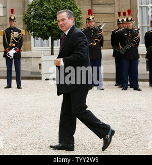 Präsidenten der Nationalversammlung Frankreichs Bernard Accoyer im Elysee-palast vor einem Treffen zwischen dem französischen Präsidenten Nicolas Sarkozy und US-Präsident George W. Bush in Paris am 13. Juni 2008 eingeht. Als Teil seiner Abschied Europa Tour, Bush ist zu Gesprächen mit Sarkozy als Frankreich bereitet über die sechsmonatige Präsidentschaft der Europäischen Union zu berücksichtigen. (UPI Foto/David Silpa) Stockfoto