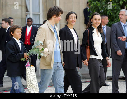 French-Colombian befreite Geisel und Politikerin Ingrid Betancourt ist flankiert von ihrem Sohn Lorenzo Delloye (2 L) und ihre Tochter Melanie Delloye (R) als sie das Elysee Palace in Paris Juli 4, 2008 Blätter nach einer begrüßungszeremonie mit dem französischen Präsidenten Nicolas Sarkozy. Bei L ist, ihr Neffe Stanislas. (UPI Foto/Eco Clement) Stockfoto