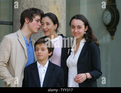 Befreite Geisel Ingrid Betancourt stellt mit ihrem Sohn Lorenzo Delloye (L), ihr Neffe Stanislas (unten) und ihre Tochter Melanie Delloye(R) im Elysee Palast in Paris, 04. Juli 2008 verläßt sie nach einer begrüßungszeremonie mit dem französischen Präsidenten Nicolas Sarkozy. (UPI Foto/Eco Clement) Stockfoto