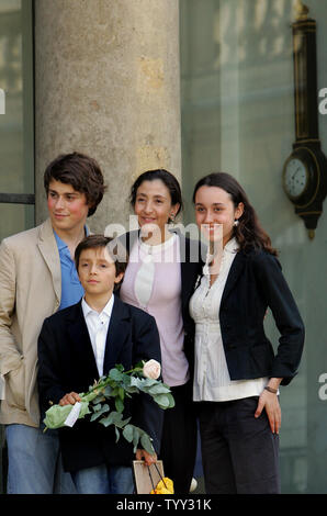 Befreite Geisel Ingrid Betancourt stellt mit ihrem Sohn Lorenzo Delloye (L), ihr Neffe Stanislas (unten) und ihre Tochter Melanie Delloye(R) im Elysee Palast in Paris, 04. Juli 2008 verläßt sie nach einer begrüßungszeremonie mit dem französischen Präsidenten Nicolas Sarkozy. (UPI Foto/Eco Clement) Stockfoto