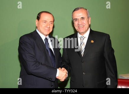 Libanon Der neu gewählte Präsident, Michel Suleiman (R) wird von dem italienischen Ministerpräsidenten Silvio Berlusconi während des mediterranen Gipfeltreffen in Paris am 13. Juli 2008 begrüßt. 43 Nationen aus dem Mittelmeer, einschließlich Israel und arabischen Staaten, die an dem Gipfel; eines der großen Themen diskutiert werden, ist eine Waffe von Massenvernichtungswaffen freie Zone im Mittelmeerraum zu schaffen. (UPI Foto/Dalati & Nohra) Stockfoto