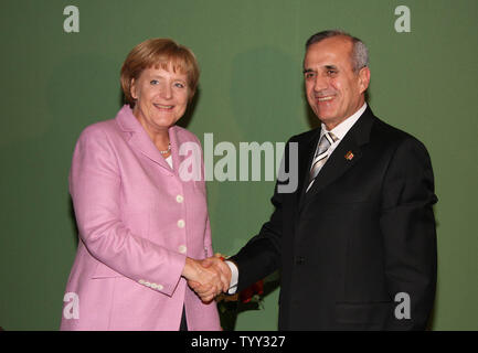 Libanon Der neu gewählte Präsident, Michel Suleiman (R) wird durch die Deutsche Bundeskanzlerin Angela Merkel begrüßt, während das Mittelmeer Gipfel in Paris am 13. Juli 2008. 43 Nationen aus dem Mittelmeer, einschließlich Israel und arabischen Staaten, die an dem Gipfel; eines der großen Themen diskutiert werden, ist eine Waffe von Massenvernichtungswaffen freie Zone im Mittelmeerraum zu schaffen. (UPI Foto/Dalati & Nohra) Stockfoto