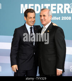 Libanon Der neu gewählte Präsident, Michel Suleiman (R) ist der französische Präsident Nicolas Sarkozy während der mediterranen Gipfeltreffen in Paris am 13. Juli 2008 begrüßt. 43 Nationen aus dem Mittelmeer, einschließlich Israel und arabischen Staaten, die an dem Gipfel; eines der großen Themen diskutiert werden, ist eine Waffe von Massenvernichtungswaffen freie Zone im Mittelmeerraum zu schaffen. (UPI Foto/Dalati & Nohra) Stockfoto