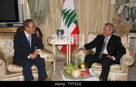 Libanon Der neu gewählte Präsident, Michel Suleiman (R) trifft sich mit der Generalsekretär der Vereinten Nationen, Ban Ki Moon während der mediterranen Gipfeltreffen in Paris am 13. Juli 2008. 43 Nationen aus dem Mittelmeer, einschließlich Israel und arabischen Staaten, die an dem Gipfel; eines der großen Themen diskutiert werden, ist eine Waffe von Massenvernichtungswaffen freie Zone im Mittelmeerraum zu schaffen. (UPI Foto/Dalati & Nohra) Stockfoto