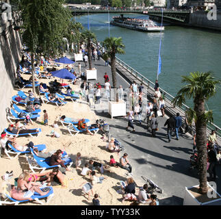 Besucher entspannen an den Ufern der Seine entlang des Flusses, während der Öffnungszeiten der 7. jährlichen Paris Plages in Paris am 21. Juli 2008. Die künstlichen Stränden wird an Ort und Stelle durch August 21 bleiben. (UPI Foto/David Silpa) Stockfoto