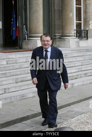 Französische Wissenschaftler Dr. Luc Montagnier kommt an der Elysee Palace nach einem Treffen mit dem französischen Präsidenten Nicolas Sarkozy in Paris am 8. Oktober 2008. Dr. Montagnier, zusammen mit französischen Wissenschaftler Francoise Barre - Sinoussi, wurde vor kurzem einen Anteil der Nobelpreis 2008 für Medizin für die Entdeckung von HIV, dem Virus, das AIDS verursacht. Der andere Teil der Preis ging an den deutschen Arzt und Wissenschaftler Dr. Harald zur Hausen für seine Entdeckung des HPV oder dem menschlichen Papillomavirus. (UPI Foto/David Silpa) Stockfoto