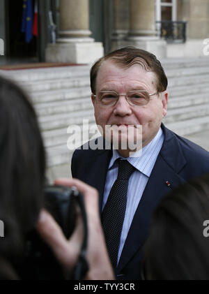 Französische Wissenschaftler Dr. Luc Montagnier kommt an der Elysee Palace nach einem Treffen mit dem französischen Präsidenten Nicolas Sarkozy in Paris am 8. Oktober 2008. Dr. Montagnier, zusammen mit französischen Wissenschaftler Francoise Barre - Sinoussi, wurde vor kurzem einen Anteil der Nobelpreis 2008 für Medizin für die Entdeckung von HIV, dem Virus, das AIDS verursacht. Der andere Teil der Preis ging an den deutschen Arzt und Wissenschaftler Dr. Harald zur Hausen für seine Entdeckung des HPV oder dem menschlichen Papillomavirus. (UPI Foto/David Silpa) Stockfoto