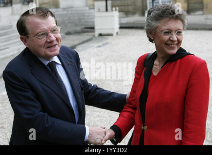 Französische Wissenschaftler Dr. Luc Montagnier (L) und Francoise Barre - Sinoussi Ankommen im Elysee-palast nach einem Treffen mit dem französischen Präsidenten Nicolas Sarkozy in Paris am 8. Oktober 2008. Dr. Montagnier und Dr. Barre - Sinoussi wurden vor kurzem einen Anteil der Nobelpreis 2008 für Medizin für die Entdeckung von HIV, dem Virus, das AIDS verursacht. Der andere Teil der Preis ging an den deutschen Arzt und Wissenschaftler Dr. Harald zur Hausen für seine Entdeckung des HPV oder dem menschlichen Papillomavirus. (UPI Foto/David Silpa) Stockfoto