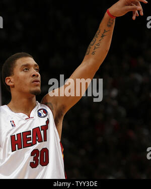 Miami Heat Anfänger vorwärts Michael Beasley folgt durch nach einem Schuss während ein NBA preseason Spiel gegen die New Jersey Nets in Paris am 9. Oktober 2008. Die Netze gewann den Wettbewerb, Teil des jährlichen NBA Europe Live tour, in Überstunden 100-98. (UPI Foto/David Silpa) Stockfoto