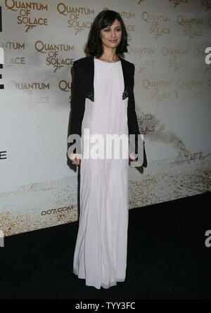 Schauspielerin Olga Kurylenko kommt an der Französischen premiere des neuen James Bond Film "Ein Quantum Trost" in Paris am 30. Oktober 2008. (UPI Foto/David Silpa) Stockfoto