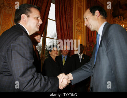 Vorsitzender des France-United Staaten Freundschaft Gruppe Louis Giscard D'Estaing (R) schüttelt Hände mit Bürgermeister Julio Robaina (L) von Hialeah, Florida als (von L nach R) Bürgermeister Mick Cornet von Oklahoma City, Oklahoma, Lois Frankel von West Palm Beach, Florida, Martin Chavez von Albuquerque, New Mexico und Mark Mallory von Cincinnati, Ohio Blick auf die Residenz des Präsidenten der Nationalversammlung in Paris am 3. Dezember 2008. Die amerikanische Delegation, die erste Frankreich zu besuchen seit der Wahl von Barack Obama gesetzt ist, verschiedene ökologische und wirtschaftliche Probleme während ihres Besuchs zu diskutieren. (UPI Stockfoto