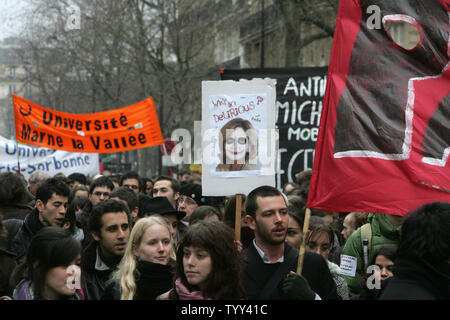 Französische Studenten und Forscher hiold Banner wie sie protestieren in Paris, 26. Februar 2009 in Paris. Tausende auf den Straßen der Hauptstadt gegen die französische Regierung Bildung Reformen zu demonstrieren. (UPI Foto/Eco Clement) Stockfoto