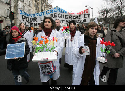 Französische Studenten und Forscher tragen Blumen, wie sie den langsamen Tod der Universität Studium und Forschung während eines Protestes in Paris reenact, 26. Februar 2009 in Paris. Tausende auf den Straßen der Hauptstadt gegen die französische Regierung Bildung Reformen zu demonstrieren. (UPI Foto/Eco Clement) Stockfoto