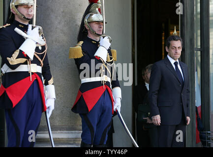 Der französische Präsident Nicolas Sarkozy wartet auf die Ankunft der Besuch der britische Premier Gordon Brown im Elysee-palast in Paris, 19. März 2009. Die beiden Regierungschefs vor der Abreise für einen Gipfel der Europäischen Union in Brüssel teilnehmen. (UPI Foto/Eco Clement) Stockfoto