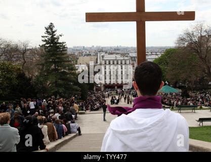 Eine Prozession Teilnehmer erwartet den Beginn der von Mutationen des Kreuzes' Karfreitagsprozession in der Basilika Sacre Coeur auf dem Montmartre in Paris am 10. April 2009. Das Ritual stellt symbolisch die letzten Stunden des Lebens von Jesus Christus. (UPI Foto/David Silpa) Stockfoto