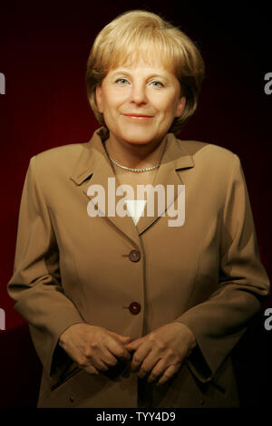 Die Wachsfigur von Bundeskanzlerin Angela Merkel wird am Grevin Museum in Paris, 29. April 2009 auf seine Einweihung Tag angezeigt. Merkel's Double steht neben dem französischen Präsidenten Nicolas Sarkozy. (UPI Foto/Eco Clement) Stockfoto