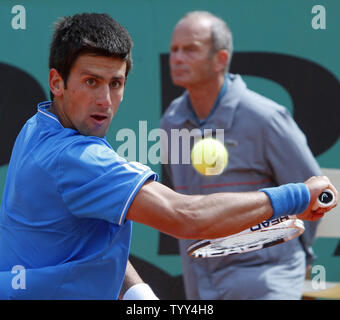 Novak Djokovic aus Serbien bereitet einen Schuß während seiner French Open in der ersten Runde gegen Nicolas Lapentti aus Ecuador in Roland Garros in Paris am 26. Mai 2009. Djokovic steigen in die zweite Runde nach Lapentti musste mit einer Knöchelverletzung mit Djokovic führenden 6-3, 3-1, in den Ruhestand zu treten. (UPI Foto/David Silpa) Stockfoto