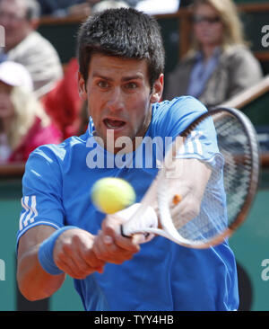 Novak Djokovic aus Serbien bereitet einen Schuß während seiner French Open in der ersten Runde gegen Nicolas Lapentti aus Ecuador in Roland Garros in Paris am 26. Mai 2009. Djokovic steigen in die zweite Runde nach Lapentti musste mit einer Knöchelverletzung mit Djokovic führenden 6-3, 3-1, in den Ruhestand zu treten. (UPI Foto/David Silpa) Stockfoto
