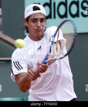 Nicolas Lapentti aus Ecuador bereitet einen Schuß während seiner French Open in der ersten Runde gegen Novak Djokovic aus Serbien in Roland Garros in Paris am 26. Mai 2009. Djokovic steigen in die zweite Runde nach Lapentti musste mit einer Knöchelverletzung mit Djokovic führenden 6-3, 3-1, in den Ruhestand zu treten. (UPI Foto/David Silpa) Stockfoto