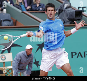 Novak Djokovic aus Serbien bereitet einen Schuß während seiner French Open in der ersten Runde gegen Nicolas Lapentti aus Ecuador in Roland Garros in Paris am 26. Mai 2009. Djokovic steigen in die zweite Runde nach Lapentti musste mit einer Knöchelverletzung mit Djokovic führenden 6-3, 3-1, in den Ruhestand zu treten. (UPI Foto/David Silpa) Stockfoto