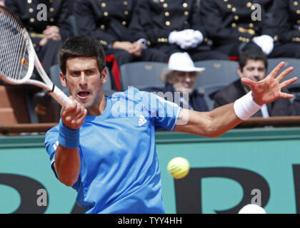 Novak Djokovic aus Serbien bereitet einen Schuß während seiner French Open in der ersten Runde gegen Nicolas Lapentti aus Ecuador in Roland Garros in Paris am 26. Mai 2009. Djokovic steigen in die zweite Runde nach Lapentti musste mit einer Knöchelverletzung mit Djokovic führenden 6-3, 3-1, in den Ruhestand zu treten. (UPI Foto/David Silpa) Stockfoto