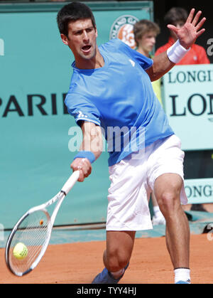 Novak Djokovic aus Serbien bereitet einen Schuß während seiner French Open in der ersten Runde gegen Nicolas Lapentti aus Ecuador in Roland Garros in Paris am 26. Mai 2009. Djokovic steigen in die zweite Runde nach Lapentti musste mit einer Knöchelverletzung mit Djokovic führenden 6-3, 3-1, in den Ruhestand zu treten. (UPI Foto/David Silpa) Stockfoto