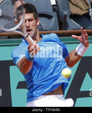 Novak Djokovic aus Serbien bereitet einen Schuß während seiner French Open in der ersten Runde gegen Nicolas Lapentti aus Ecuador in Roland Garros in Paris am 26. Mai 2009. Djokovic steigen in die zweite Runde nach Lapentti musste mit einer Knöchelverletzung mit Djokovic führenden 6-3, 3-1, in den Ruhestand zu treten. (UPI Foto/David Silpa) Stockfoto