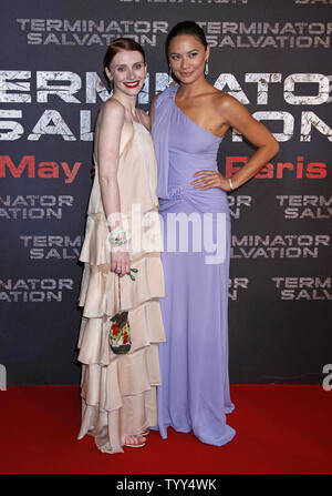 Schauspielerinnen Bryce Dallas Howard (L) und Moon Bloodgood kommen an die Europäische Erstaufführung des Films "Terminator: Die Erlösung" in Paris am 28. Mai 2009. (UPI Foto/David Silpa) Stockfoto