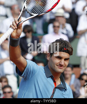 Roger Federer von der Schweiz erkennt der Gast, nachdem er seine French Open Viertelfinale Match gegen den Franzosen Gael Monfils in Roland Garros in Paris am 3. Juni 2009. Federer besiegt Monfils 7-6, 6-2, 6-4. (UPI Foto/David Silpa) Stockfoto