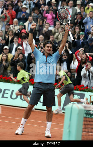 Roger Federer von der Schweiz jubilates nach dem Sieg im Finale der French Open in Roland Garros, in der Nähe von Paris, gegen Robin Söderling von Schweden, 7. Juni 2009. Federer gewann 6-1, 7-6, 6-4. (UPI Foto/Eco Clement) Stockfoto