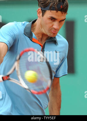 Roger Federer von der Schweiz gibt den Ball gegen Robin Söderling von Schweden im Finale der French Open in Roland Garros, in der Nähe von Paris, 7. Juni 2009. Federer gewann 6-1, 7-6, 6-4. (UPI Foto/Eco Clement) Stockfoto