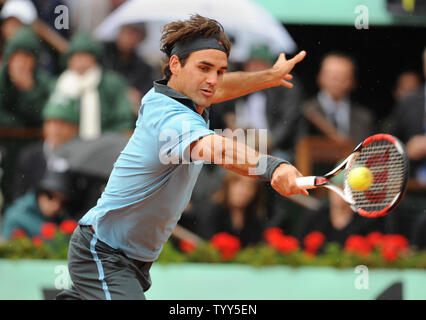 Roger Federer von der Schweiz gibt den Ball gegen Robin Söderling von Schweden im Finale der French Open in Roland Garros, in der Nähe von Paris, 7. Juni 2009. Federer gewann 6-1, 7-6, 6-4. (UPI Foto/Eco Clement) Stockfoto