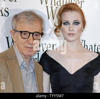 Regisseur Woody Allen und Schauspielerin Evan Rachel Wood kommt an der Französischen Premiere ihres Films "Was funktioniert" in Paris, die am 19. Juni 2009. (UPI Foto/David Silpa) Stockfoto