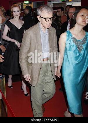 Regisseur Woody Allen und seine Ehefrau Soon-Yi Previn, von der Schauspielerin Evan Rachel Wood gefolgt, kommen an der Französischen Premiere von Allens Film "Was funktioniert" in Paris, die am 19. Juni 2009. (UPI Foto/David Silpa) Stockfoto